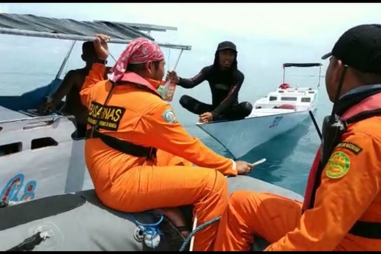 Tim SAR berkomunikasi dengan nelayan sekitar Pulau Kapoposangbali untuk mencari korban KM Multi Prima I yang masih hilang.