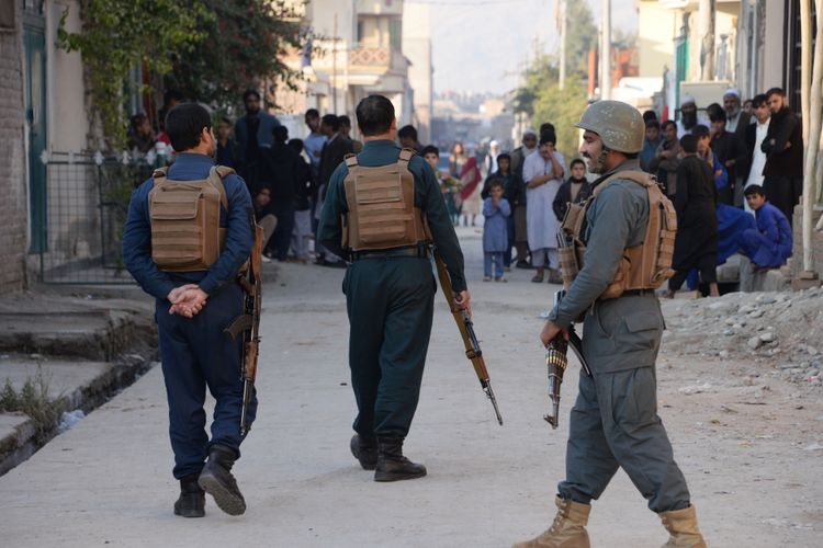 Pasukan keamanan Afghanistan berjaga di sekitar lokasi bom bunuh diri di Jalalabad, 23 November 2017 lalu.