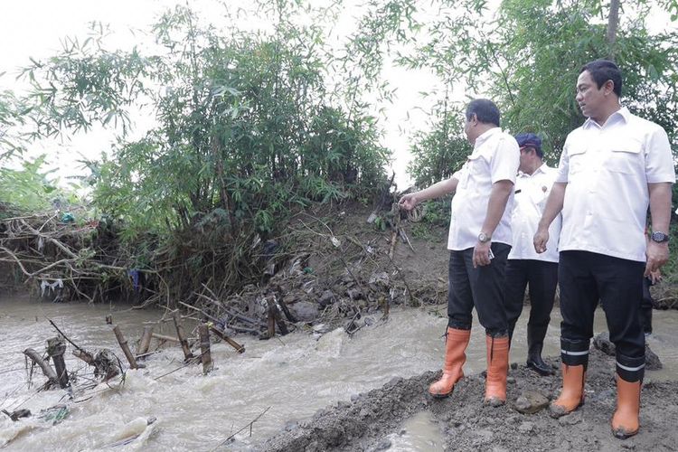 Wali Kota Semarang Hendrar Prihadi meninjau lokasi banjir di wilayah Bulusan, Kecamatan Tembalang, Kota Semarang, Rabu (26/12/2018).