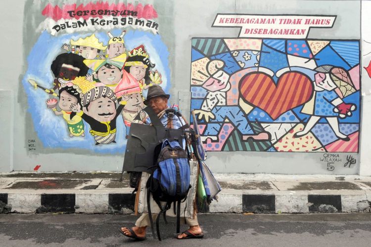 Sebuah mural yang berisi dan membawa pesan damai menghiasi tembok di Lamper Kidul, Kota Semarang, Jawa Tengah, Selasa (7/2/2017). Mural tersebut membawa pesan damai di tengah keberagaman masyarakat yang saat ini rentan dengan isu SARA dari media sosial.