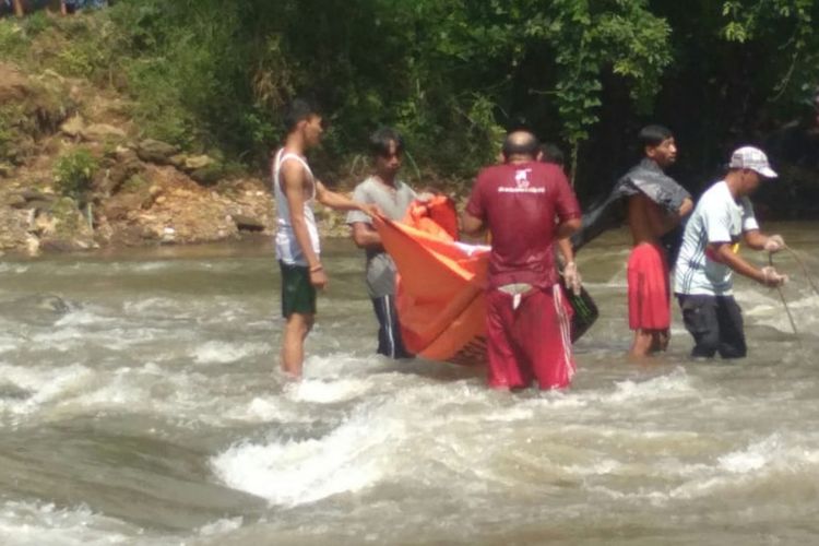 Sejumlah petugas mengevakuasi mayat laki-laki tanpa identitas di Sungai Ciliwung, Selasa (23/4/2019)