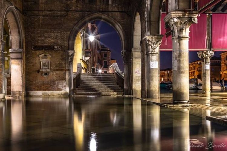 Salah satu akun bernama Foto|Davide Busetto, @FotoDBusetto mengunggah foto keindahan Kota Venesia ketika banjir.