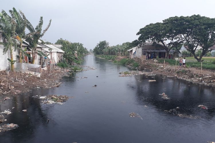 Kondisi Kali Pisang Batu, Tarumajaya, Kabupaten Bekasi pasca lautan sampah selesai diangkut, Kamis (17/1/2019).
