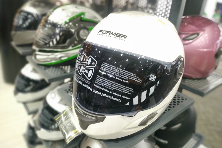 Masih ada helm full face yang memiliki harga terjangkau di bawah Rp 500 ribu.