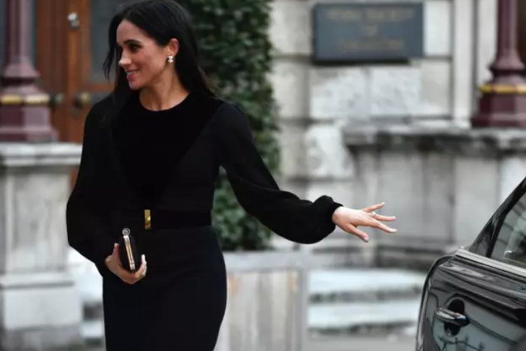 Meghan Markle menutup pintu mobil