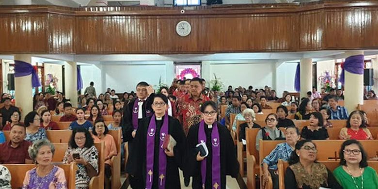 Gubernur Sulawesi Utara Olly Dondokambey, menghadiri ibadah syukur HUT ke-52 serta pentahbisan dan peresmian pastori Jemaat Gereja Masehi Injili di Minahasa (GMIM) Eben Haezer Bumi Beringin Manado, Minggu (17/3/2019) pagi.