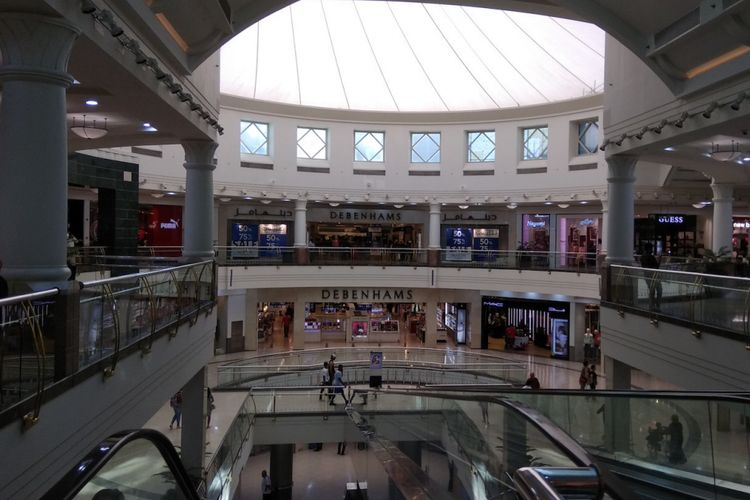 Suasana pusat perbelanjaan City Centre Deira, Dubai, Uni Emirat Arab.