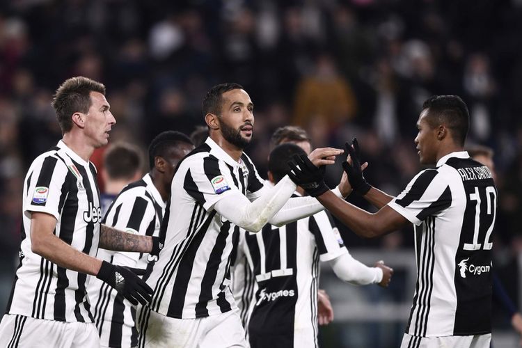 Mario Mandzukic dan Medhi Benatia merayakan gol Juventus ke gawang Crotone pada pertandingan Serie A di Stadion Allianz, Minggu (26/11/2017).