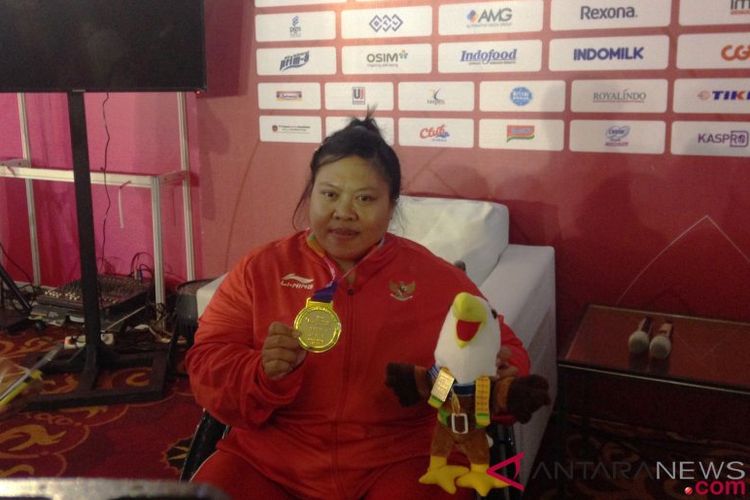 Pemenang medali perak Asian Para Games 2018 cabang olahraga para-angkat berat kelas lebih dari 86 kilogram putri, Sriyanti, dalam pertandingan yang berlangsung di Balai Sudirman, Jakarta Selatan, Kamis (11/10/2018)