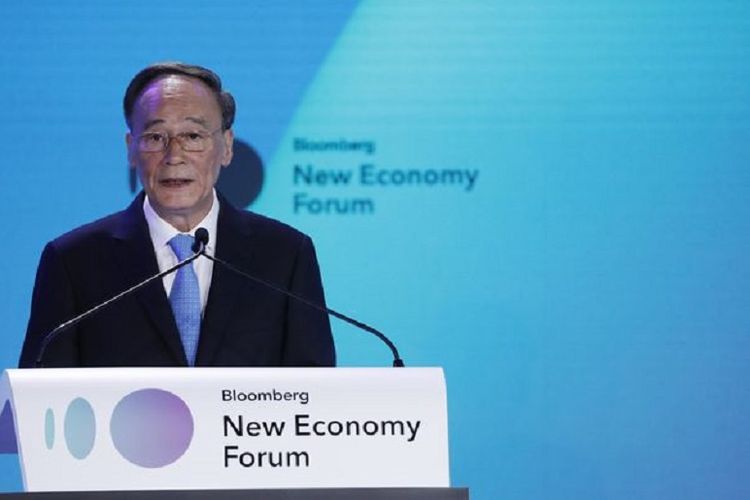 Wakil Presiden China Wang Qishan menyampaikan pidato kunci (keynote) di Forum Bloomberg New Economy Forum yang digelar di Hotel Capella, Singapura, Selasa (6/11/2018)