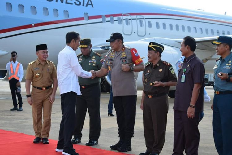 Presiden disambut oleh unsur Pimpinan Provinsi Kalimantan Tengah, saat baru tiba di Bandar Udara Cilik Riwut Palangkaraya