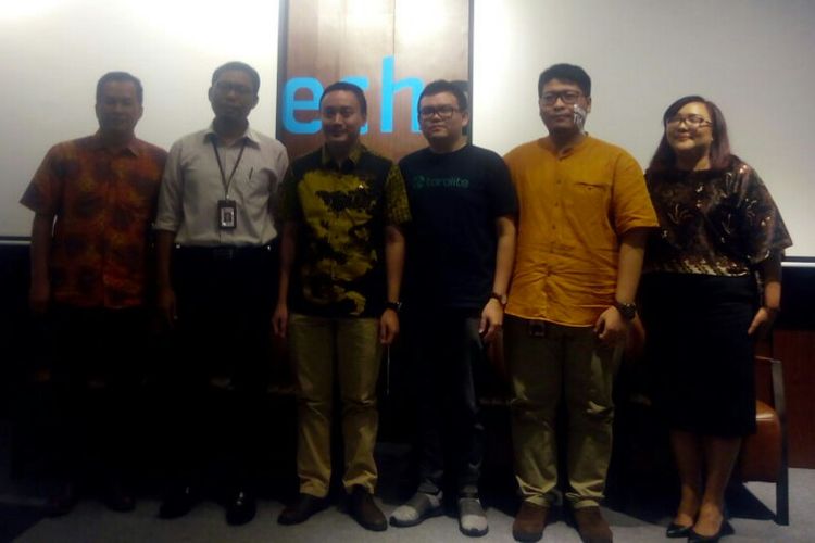 Ketua Harian Asosiasi Fintech Pendanaan Indonesia (AFPI), Kuseryansyah (kiri) berfoto bersama dalam sebuah acara di Union Space, Satrio Tower, Jakarta Selatan, Rabu (20/2/2019).