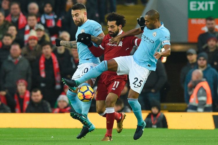 Pemain Manchester City, Nicolas Otamendi (kiri) dan Fernandinho (kanan), mengawal pergerakan winger Liverpool FC, Mohamed Salah, dalam laga Liga Inggris di Stadion Anfield, Minggu (14/1/2018). 