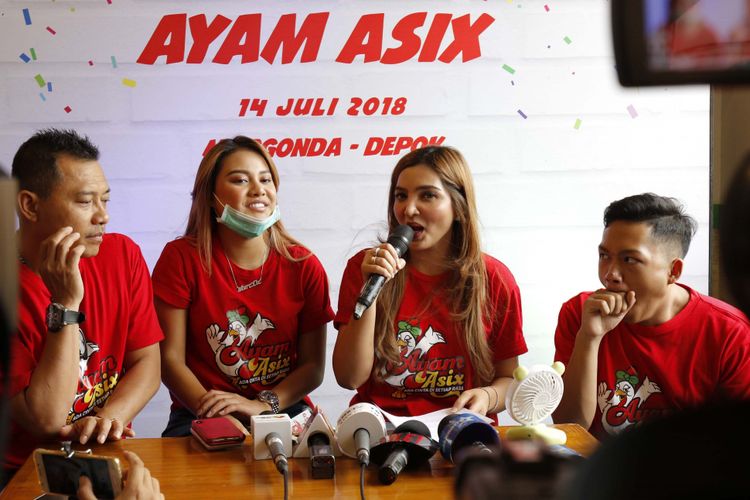 Kiri ke kanan: Anang Hermansyah, Aurel, Ashanty, dan Azriel menghadiri pembukaan gerai Ayam Asix di kawasan Pondok Cina, Depok, Jawa Barat, Sabtu (14/7/2018).