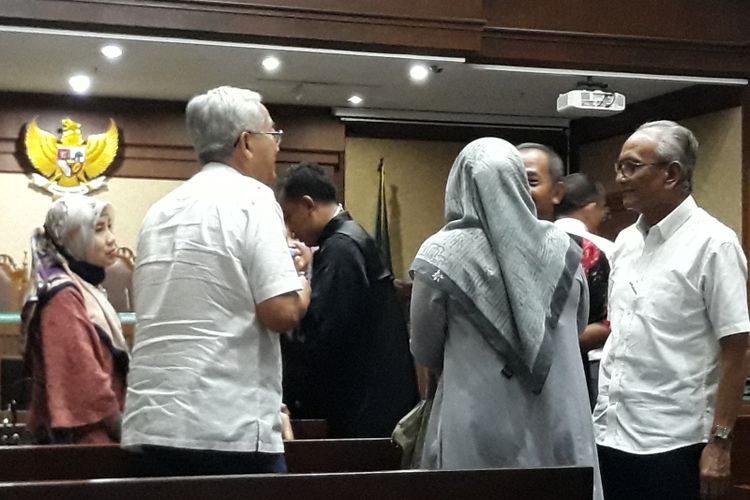 Dokter Mohammad Toyibi dan dokter Joko Sanyoto di Pengadilan Tindak Pidana Korupsi Jakarta, Senin (9/4/2018).