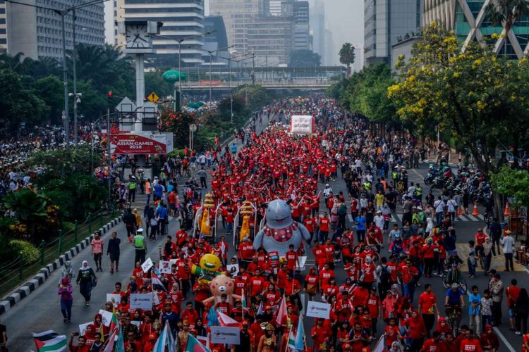 Suasana peserta parade Asian Games XVIII 2018 Jakarta-Palembang di Jalan MH Thamrin, Jakarta, Minggu (13/5/2018). Acara yang diikuti sekitar 5.000 peserta dari berbagai komunitas, instansi pemerintah, dan pihak sponsor tersebut untuk menggelorakan semangat dan partisipasi masyarakat dalam menyambut Asian Games 2018 pada Agustus mendatang.