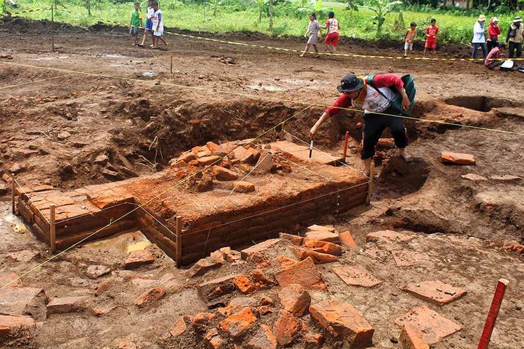 Salah satu struktur batu bata yang ditemukan komplek situs suci di lokasi proyek Tol Pandaan-Malang seksi 5 kilometer ke-37 Dusun Sekaran, Desa Sekarpuro, Kecamatan Pakis, Kabupaten Malang, Kamis (21/3/2019). Proses ekskavasi oleh Balai Pelestarian Cagar Budaya (BPCB) Jawa Timur di lokasi itu tidak diperpanjang dan berakhir hari ini.