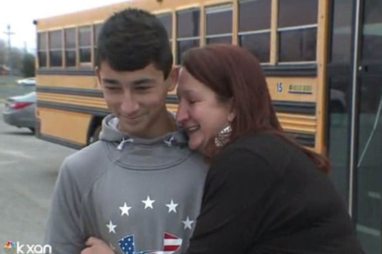 Amber bersama putranya Karson Vega yang menjadi pahlawan setelah menyelamatkan bus sekolah yang nyaris mengalami kecelakaan karena sopir yang mendadak sakit.