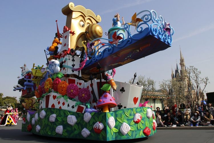 Salah satu kendaraan dalam parade berbagai tokoh Disney di Tokyo Disneyland, Jumat (13/4/2018). Parade ini digelar dalam rangka perayaan ke-35 tahun Tokyo Disneyland.