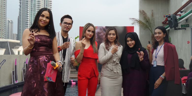 Makeup Communication Manager The Body Shop Indonesia Iman pulungan dan Aktris dan penyanyi Cinta Laura pada peluncuran The Body Shop New Color Crush Lipstick di Hotel Monopoli, Kemang, Jakarta, Rabu (3/10/2018).