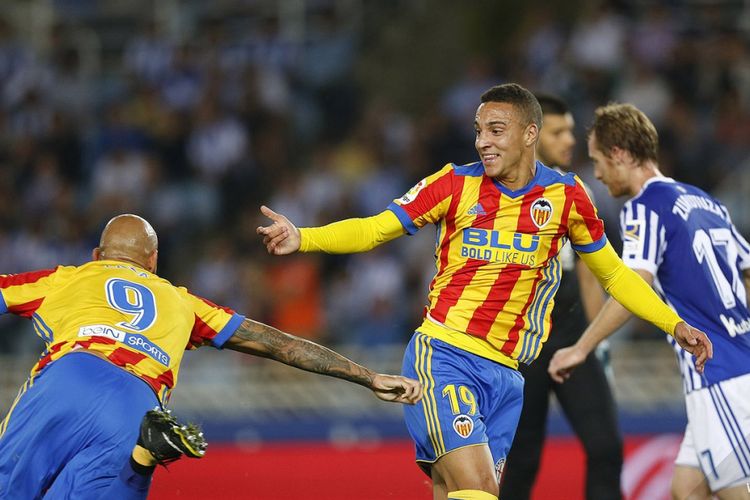 Rodrigo dan Simone Zaza merayakan gol Valencia ke gawang Real Sociedad pada pertandingan La Liga di Anoeta, Minggu (24/9/2017).