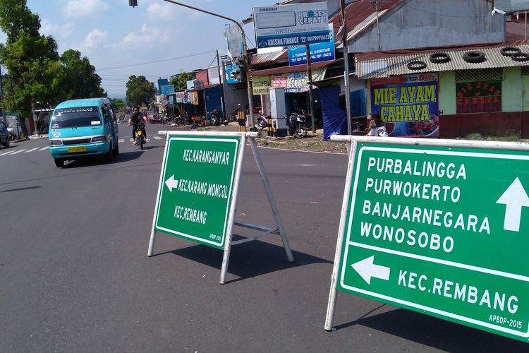 Rambu petunjuk arah terpasang di simpang Bobotsari, Purbalingga, Jawa Tengah, Kamis (23/5/2019)