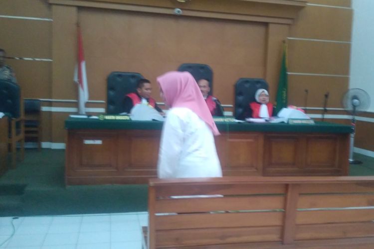 Calon jemaah bernama Titi Heriyati dihadirkan sebagai saksi meringankan di sidang First Travel di Pengadilan Negeri Depok, Rabu (11/4/2018).