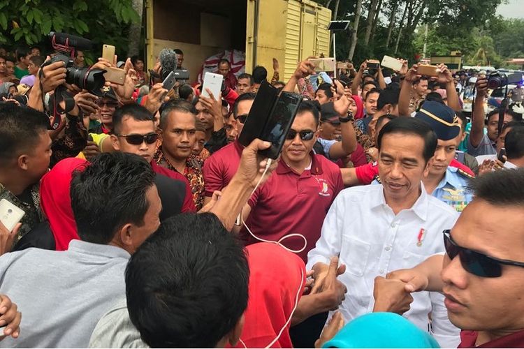 Presiden Joko Widodo saat tiba di Kecamatan Sitiung, Kabupaten Dharmasraya, Provinsi Sumatera Barat, Rabu (7/2/2018).