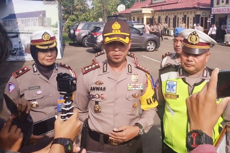 Kapolresta Pontianak Kombes Pol Anwar Nasir (tengah) memberikan penghargaan kepada Ipda Tatang atas aksi heroiknya di Jembatan Kapuas II, Kubu Raya, Kalimantan Barat, Senin (6/5/2019).