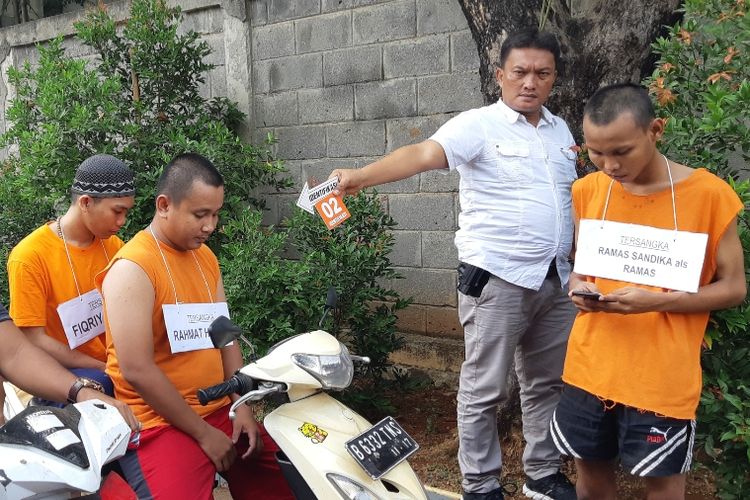Rekontruksi kasus pembunuhan yang terjadi saat tawuran anta geng motor di Kebon Jeruk, Jakarta Barat. Rekntruksi berlangsung di Polres Metro Jakarta Barat, Rabu (18/9/2019)