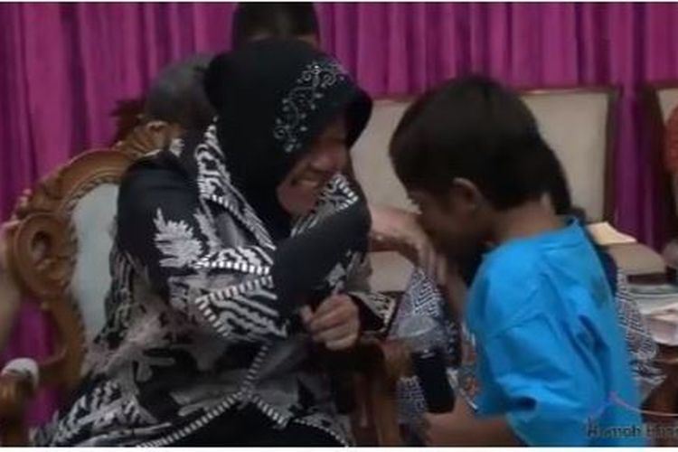 Anak berusia 7 tahun itu mencium tangan Risma setelah diangkat menjadi anak asuhnya.