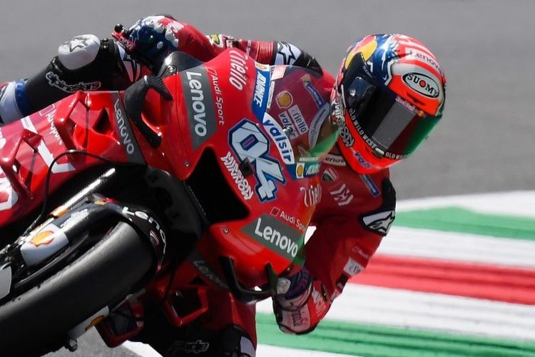 Andrea Dovizioso tengah mengendalikan motornya pada sesi latihan bebas MotoGP Italia di Sirkuit Mugello, 31 Mei 2019. 