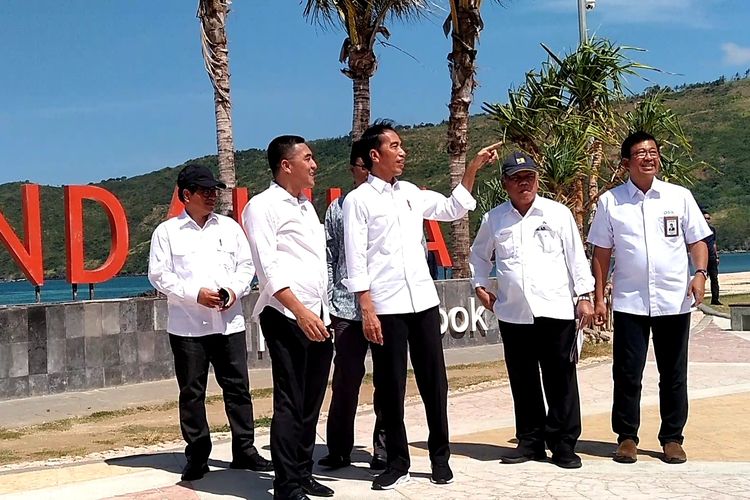 Presiden Joko Widodo meninjau progres pembangunan KEK Mandalika, Lombok Tengah, NTB, Jumat (17/5/2019)