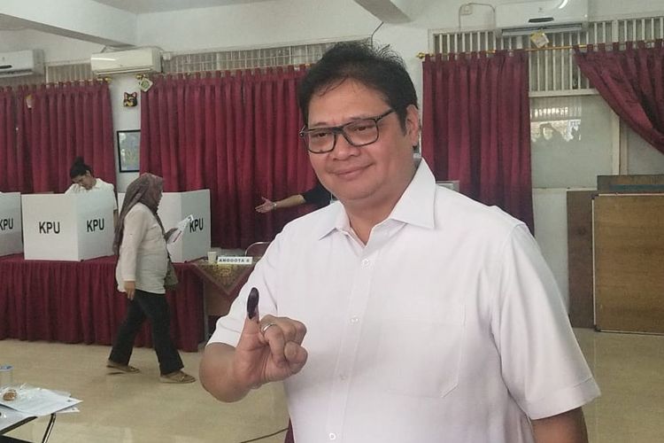 Ketua Umum Partai Golkar Airlangga Hartanto, mendatangi tempat pemungutan suara (TPS) 005, Kebayoran Baru, Jakarta Selatan, Rabu (17/4/2019). 