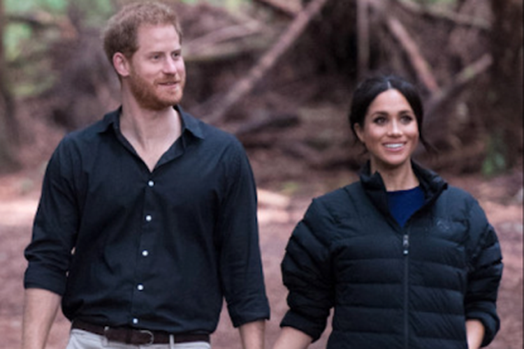 Pangeran Harry dan Meghan Markle. Meghan tampak mengenakan jaket Harry.