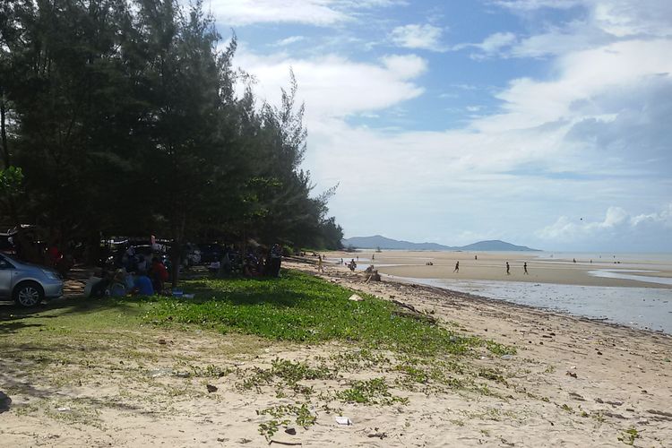 Bentangan Pantai Pukan, Bangka, cukup teduh dengan pepohonan cemara laut, Minggu (16/6/2019).