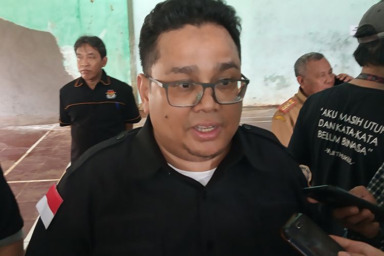 Komisioner Bawaslu, Rahmat Bagja saat berkunjung ke lokasi kotak suara rusak di Desa Cibentang, Kecamatan Ciseeng, Kabupaten Bogor, Rabu (17/4/2019).