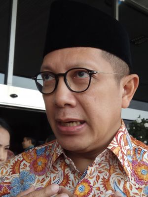 Menteri Agama Lukman Hakim Saifuddin mengatakan bahwa Pemerintah sedang mengkaji penetapan batas minimal biaya umrah untuk mencegah biro travel perang harga yang berpotensi merugikan jamaah umroh. Jakarta, Jumat (18/8/2017).
