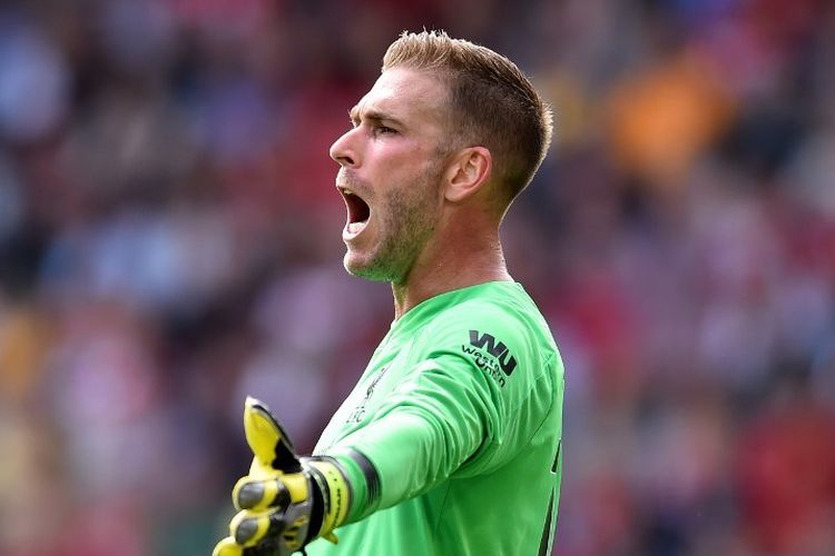 Adrian memberi instruksi kepada rekan-rekannya pada pertandingan Southampton vs Liverpool di Stadion St. Marys dalam lanjutan Liga Inggris, 17 Agustus 2019. 