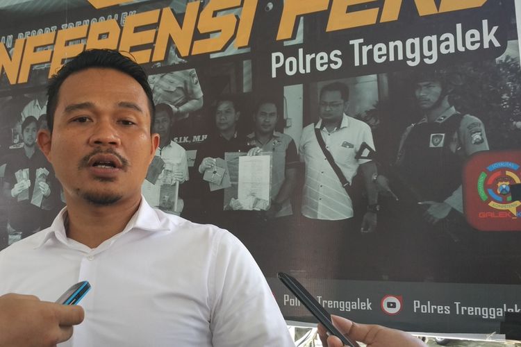 Kasatreskrim Polres Trenggalek AKP Sumi Andhana saat memberikan keterangan sejumlah wartawan di kawasan Mapolres Trenggalek Jawa Timur.
