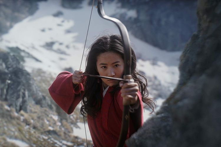Liu Yifei sebagai Hua Mulan terlihat lihai menggunakan busur dan panah dalamsalah satu adegan film live-action Mulan (2020).