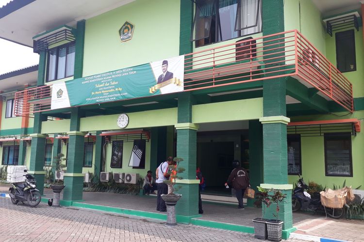 Sejumlah wartawan berada di Kantor Kanwil Kemenag Jatim untuk mengonfirmasi dugaan terjadinya OTT KPK di kantor tersebut.
