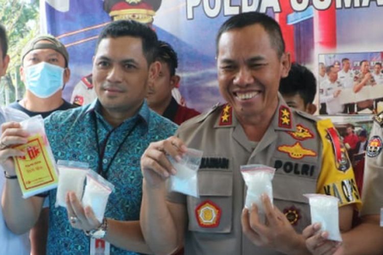 Kapolda Sumsel Irjen Pol Zulkarnain Adinegara saat menunjukkan barang bukti hasil ungkap kasus narkoba di Sumatera Selatan, Rabu (16/1/2019).