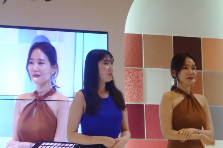 Color Consultant Expert asal Korea Selatan Su Jin Bae (kiri) dan Make Up Artist asal Korea Selatan Eunji Kim pada acara peluncuran My Palette Innisfree di DoubleTree Hotel, Jakarta Pusat, Jumat (26/1/2018).