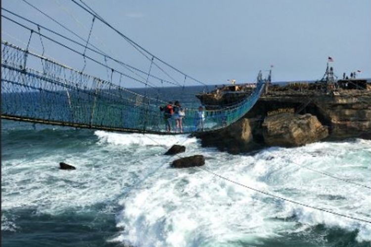 Jembatan gantung di Pantai Timang, pengunjung harus membayar tarif Rp 100.000 untuk bisa menyebrang.