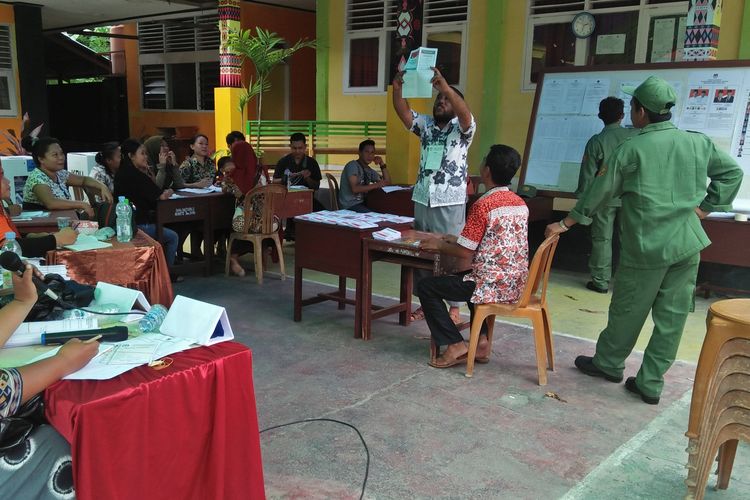 Penghitungan Suara Pemilu Serentak 2019 Kelurahan Bonesompe,Kecamatan Poso Kota (23/4/2019).
