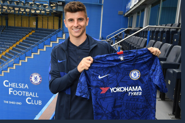 Mason Mount memandatangani kontrak baru dengan Chelsea, 15 Juli 2019. 