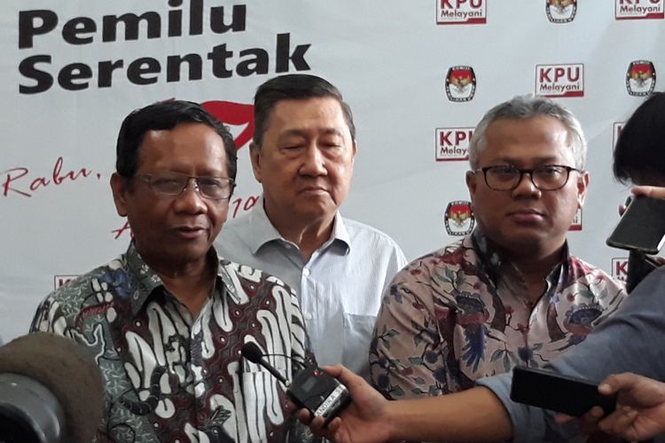 Mantan Ketua MK Mahfud MD bersama sejumlah tokoh mendatangi kantor KPU, Menteng, Jakarta Pusat, Rabu (10/4/2019).