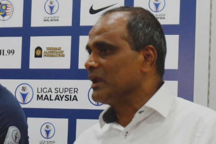 Pelatih Selangor FA, P Maniam (kanan) dalam sesi jumpa pers seusai laga kontra tuan rumah Kuala Lumpur FA di Stadion Cheras, Minggu (4/2/2018) malam.