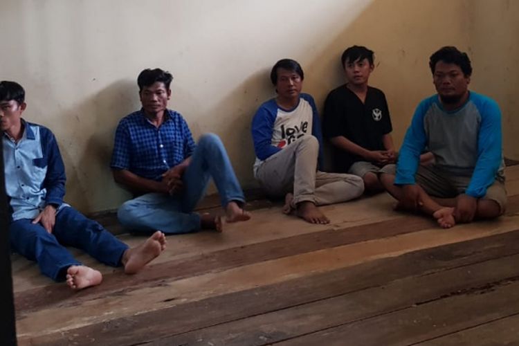 Lima pelaku pengeroyokan terhadap Briptu Yusuf yang menyerahkan diri ketika berada di sel tahanan Polres OKU Selatan, Rabu (2/1/2019).